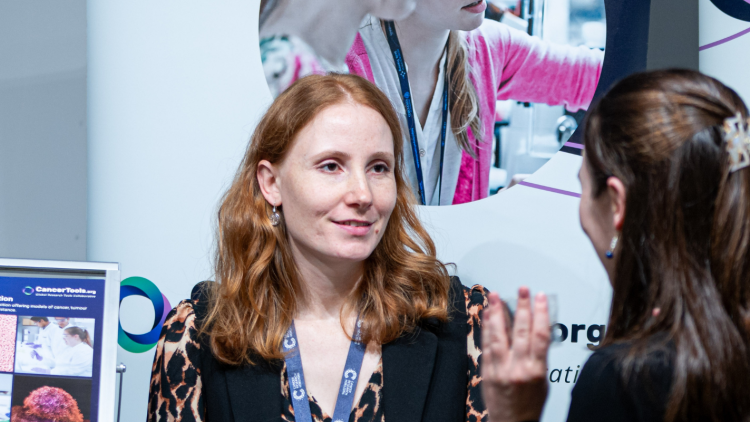 Two exhibitors connect at the Innovation Summit. 